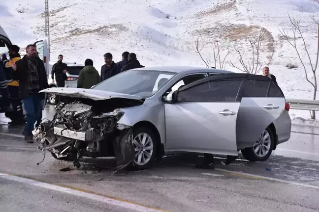 Van'da Otomobil Bariyerlere Çarptı, 5 Kişi Yaralandı