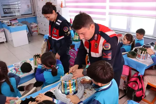 Kırşehir'de ilkokul öğrencileri, Mehmetçik'e mektup yazarak bere ve atkı gönderdi