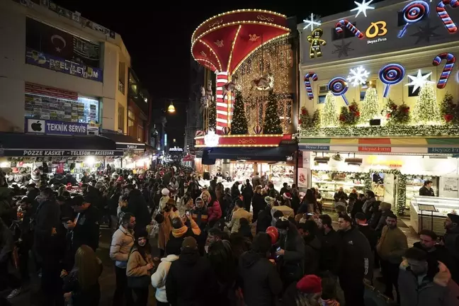 İstanbul'da Yılbaşı Kutlamaları Renkli Görüntülerle Başladı