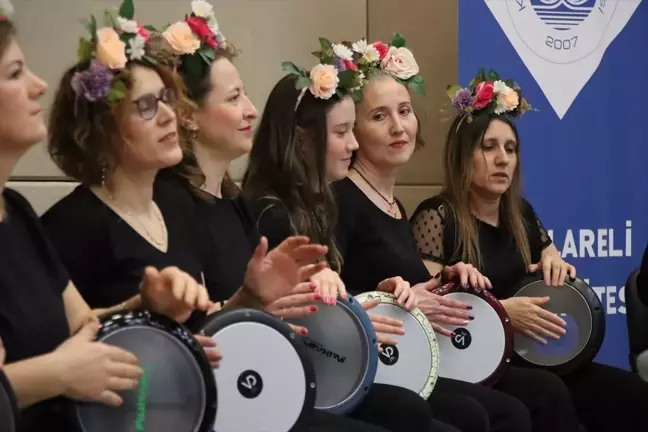 Anne ve Kızı Darbuka ile Sahne Paylaşıyor