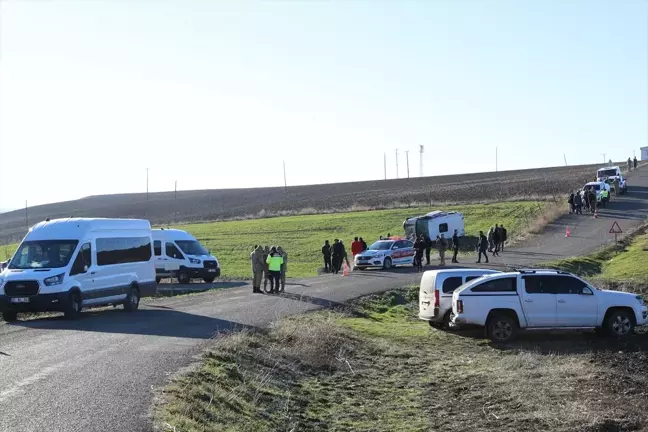 Diyarbakır'da öğrenci taşıyan minibüs devrildi: 9 yaralı