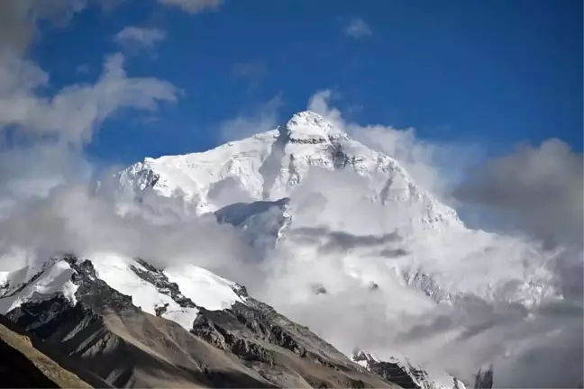 Everest'e Ziyaretçi Sayısı İki Katına Çıktı: Çin'in Vize Kolaylıkları Etkili Oldu