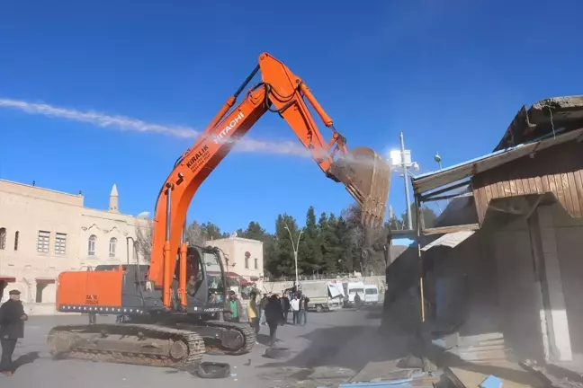 Midyat'ta Estel Kent Meydanı Projesi Kapsamında Yıkım Çalışmaları Tamamlanıyor