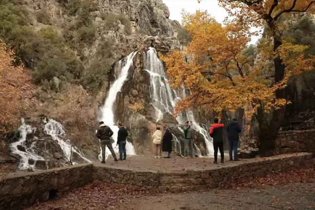 Uçansu Şelalesi Kış Aylarında Doğa Tutkunlarının Gözdesi