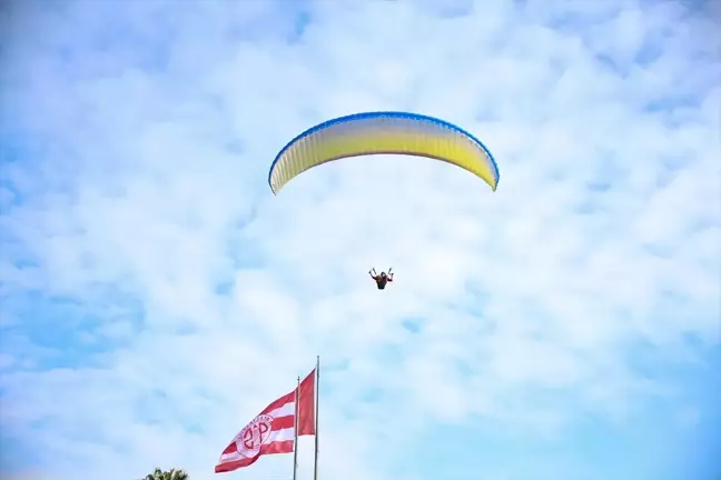 Antalya'da Yeni Yıl Güneşli Havada Karşılandı