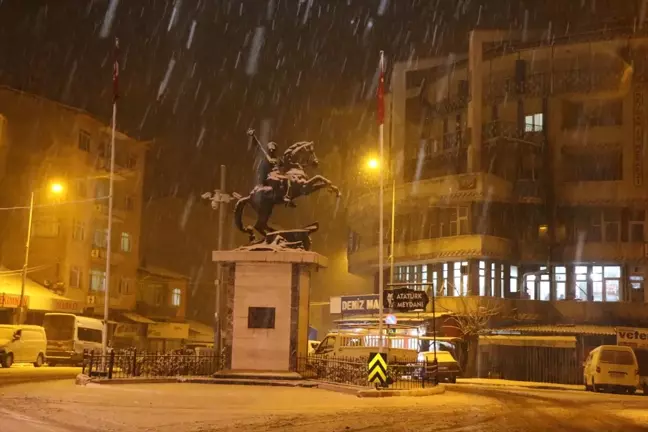 Hekimhan'da Etkili Kar Yağışı: Yollar Kapatılmaması İçin Önlem Alındı