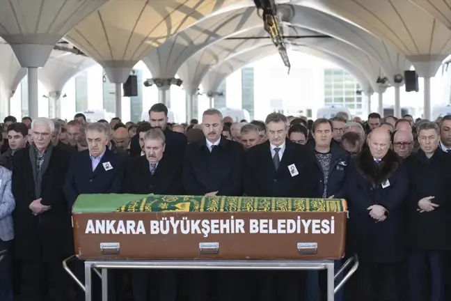 Eski Devlet Bakanı Kürşad Tüzmen'in Annesi Son Yolculuğuna Uğurlandı