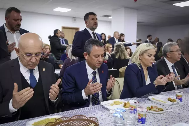 CHP Lideri Özgür Özel, Veli Ağbaba'nın Taziyesine Katıldı