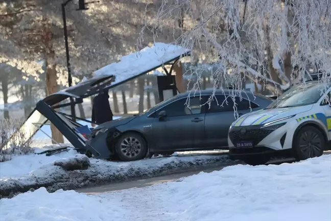 Erzurum'da Otomobil Durakla Buluştu, Yaralanan Yok