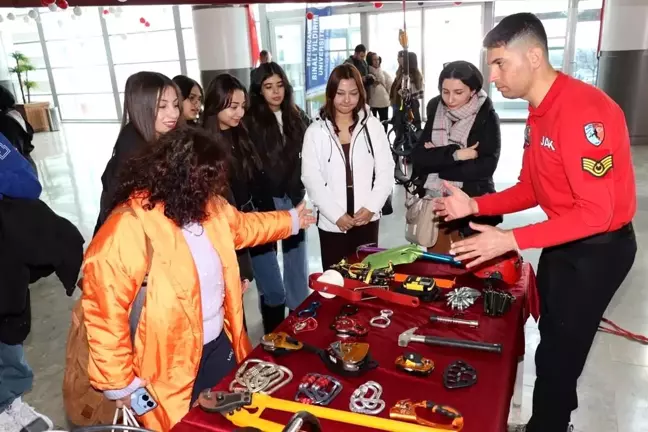 Erzincan Binali Yıldırım Üniversitesi'nde Jandarma Tanıtım Faaliyeti Düzenlendi