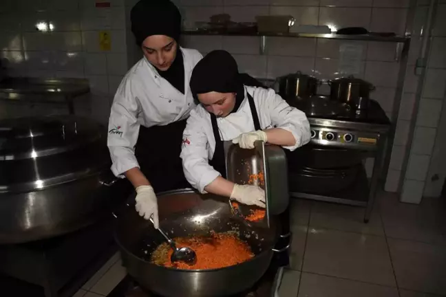 Hendek'teki Meslek Lisesi Öğrencileri 2.700 Öğrenciye Yemek Hazırlıyor