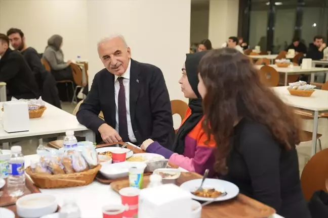 Ümraniye Belediye Başkanı'ndan Üniversite Öğrencilerine Ücretsiz Yemek Desteği