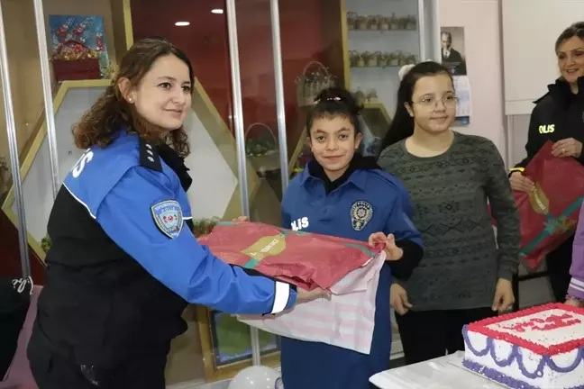 Amasya'da Zihinsel Engelli Öğrenciye Polislerden Sürpriz Doğum Günü Kutlaması