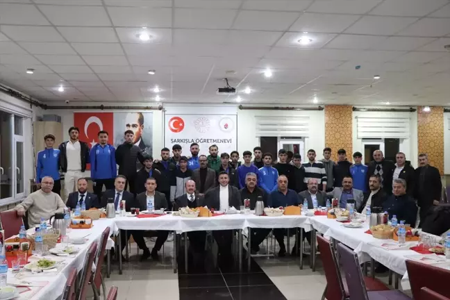 Şarkışla Belediye Başkanı Gültekin, Belediyespor Takımıyla Buluştu