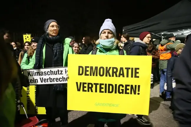 Viyana'da 50 Bin Kişi Aşırı Sağcı FPÖ'yü Protesto Etti