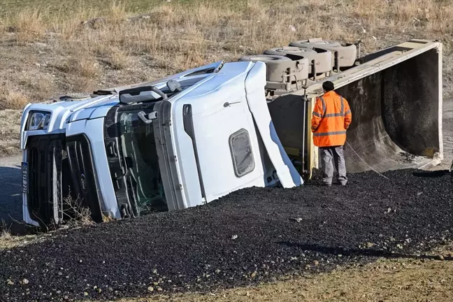 Ankara'da Zift Yüklü Kamyonun Çarptığı Otomobilde 3 İşçi Hayatını Kaybetti