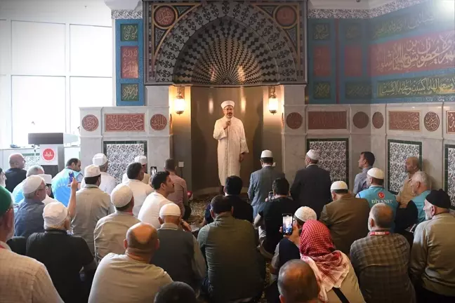 Diyanet İşleri Başkanı Erbaş, Umre Ziyareti İçin Mekke'de Türk Vatandaşlarıyla Görüştü