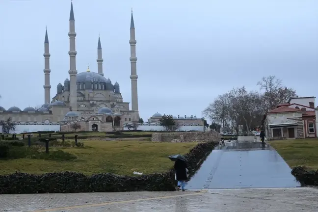 Edirne ve Kırklareli'nde Sağanak Yağış Hayatı Olumsuz Etkiliyor