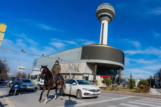 Başkentte Atlı Trafik Turu: Emre Söylemez ve Zeyno ile Hayvan Sevgisi Yaygınlaşıyor