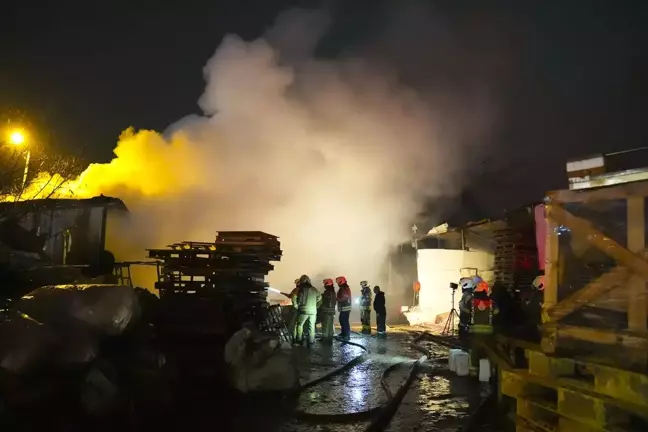 İstanbul Tuzla'da Palet Fabrikasında Yangın Çıktı