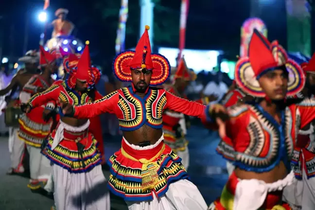 Sri Lanka'da Geleneksel Duruthu Perahera Festivali