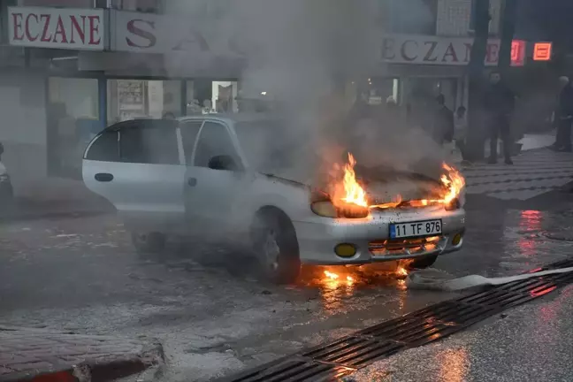 Bilecik'te Seyir Halindeki Otomobil Alev Aldı