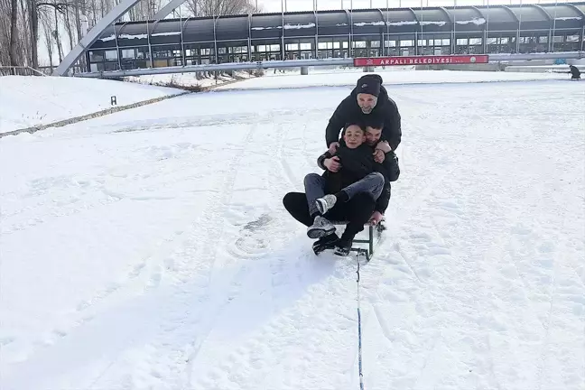 Bayburt'ta Donmuş Çoruh Nehri'nde Kızak Keyfi