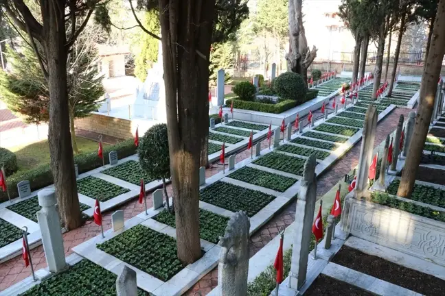 Kocaeli'de şehitlerin mezarları çiçeklerle donatıldı