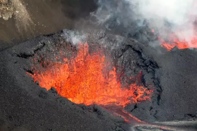 Kilauea Yanardağı'nda Lav Püskürtmeye Devam Ediyor