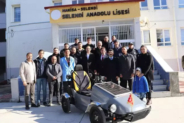 Selendi'de Öğrencilerden Güneş Enerjili Elektrikli Otomobil