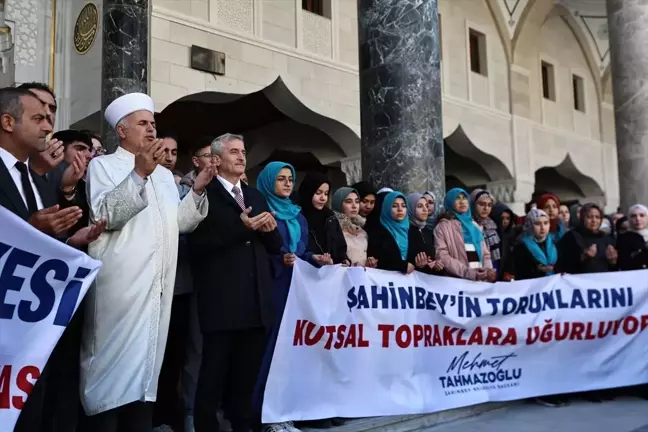 Şahinbey Belediyesi 177 Öğrenciyi Umreye Uğurladı