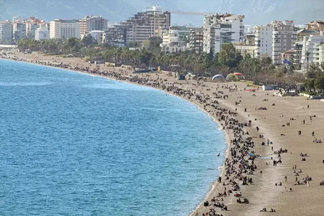 Antalya'da Güneşli Hava Yerli ve Yabancı Turistleri Sahillere Çekti