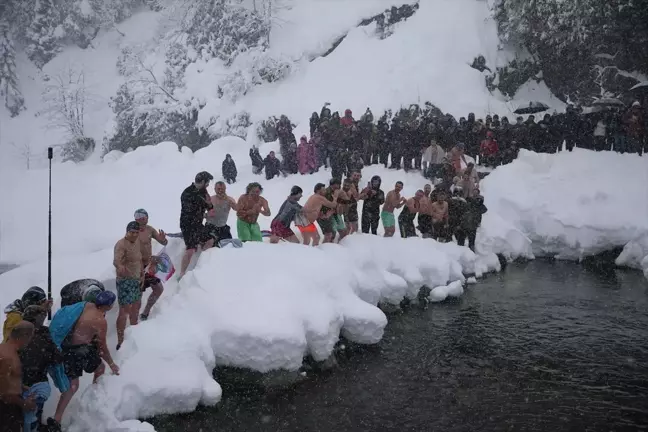 Rize'de Kar Yağışı Altında 9. Kış Yüzme Şenliği Düzenlendi