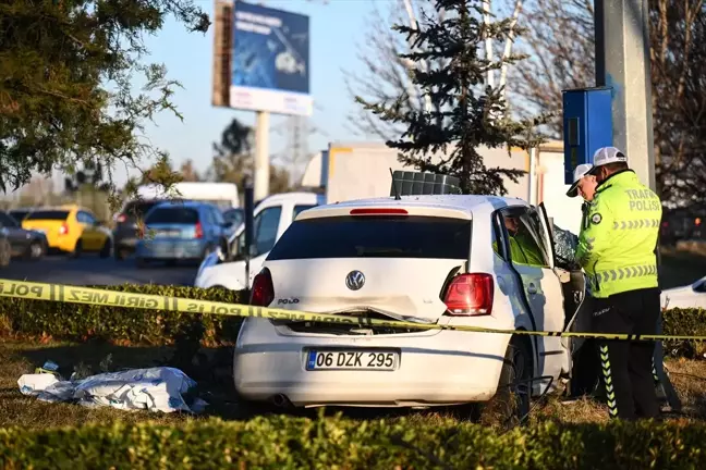 Ankara'da Kontrolden Çıkan Otomobil Direğe Çarptı; 1 Kişi Hayatını Kaybetti