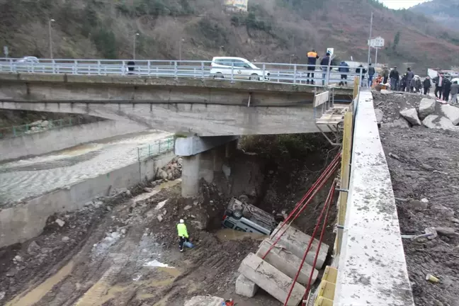 Kastamonu'da köprüden dereye devrilen hafif ticari araçtaki 3 kişi yaralandı