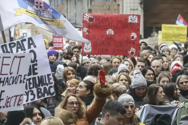 Sırbistan'da Öğretmenler Grevde: Eğitim Şartları Protesto Edildi