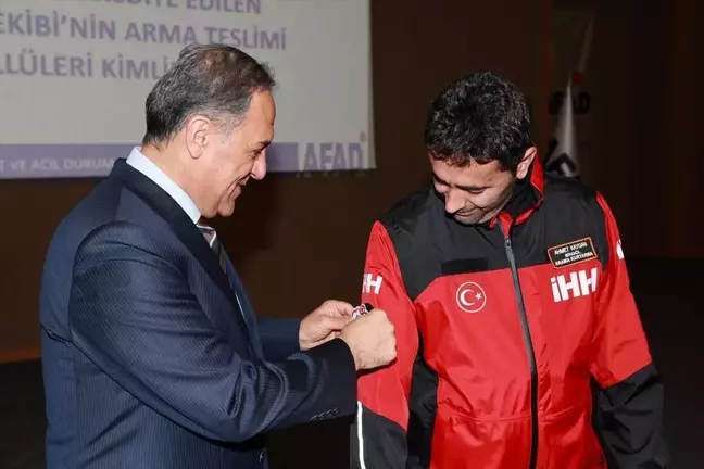 Bingöl İHH Arama Kurtarma Ekibine Armaları Takıldı