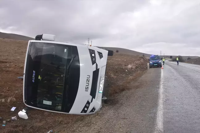 Afyonkarahisar'da Tur Midibüsü Devrildi: 3 Yaralı