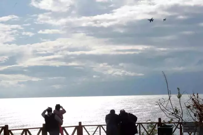 SoloTürk, Antalya'da Deniz Üstü Eğitim Uçuşu Gerçekleştirdi