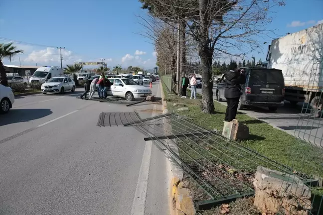 Antalya'da Zincirleme Trafik Kazası: İki Yaralı