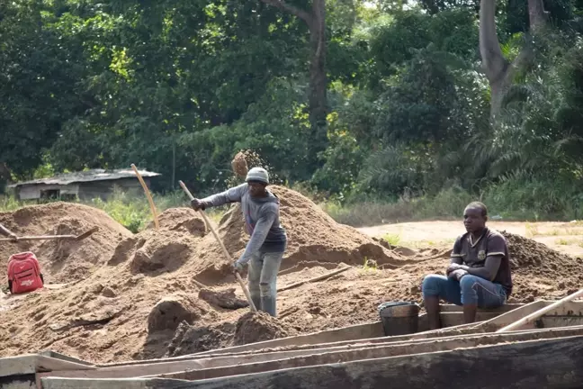 Kamerun'un Sanaga Nehri'nde Kum Çıkarma İşi: Genç İşçiler Tehlikelerle Mücadele Ediyor