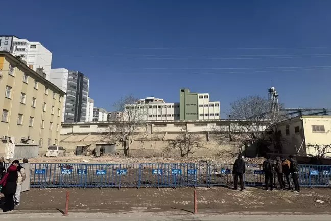 Konya'da Çöken Bina Enkazı Kaldırıldı, Caddeler Tekrar Trafiğe Açıldı