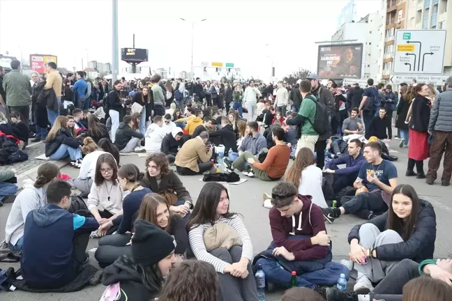 Sırbistan'da Öğrencilerden Hükümete Tepki: Yol Kapatma Eylemi