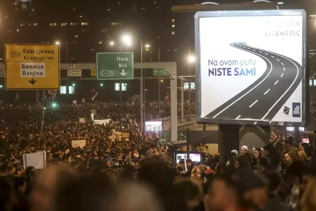 Novi Sad Tren İstasyonu Kazası Sonrası Öğrenciler Protesto Düzenliyor