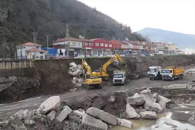 İnebolu'da Dere Islah Çalışmalarında İstinat Duvarı Çöktü