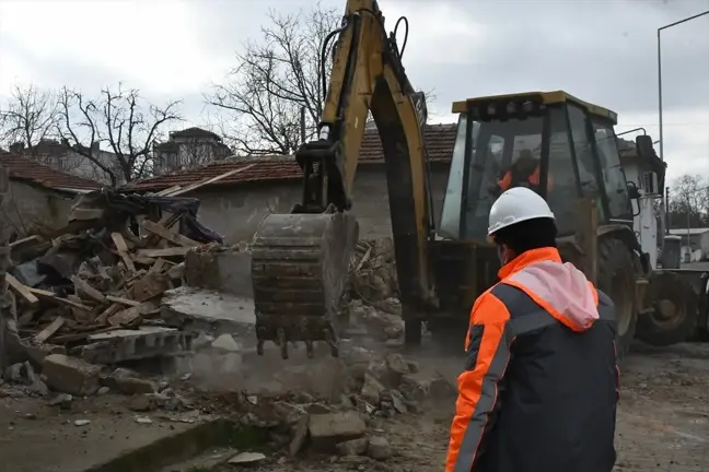 Lüleburgaz'da Metruk Binaların Yıkımına Devam Ediliyor