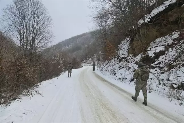 Türk Askeri Kosova'da Güvenlik İçin Devriye Faaliyetlerini Sürdürüyor