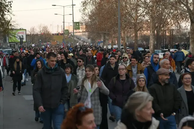 Sırbistan'da Öğrenciler Kazanın Ardından Novi Sad'da Protesto Gösterisi Düzenledi