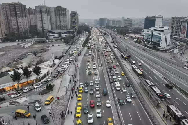 İstanbul'da yarıyıl tatilin ardından okulların açılmasıyla trafik yoğunluğu oluştu