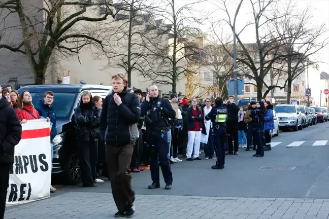 CDU/CSU Başbakan Adayı Merz, Köln'de Protesto Edildi